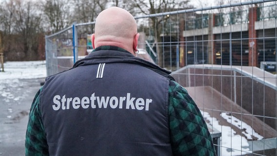 Auf der Jacke von Ingo Malchow steht "Streetworker" geschrieben. © NDR Foto: Lisa Synowski