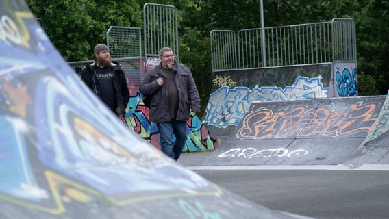 Husum: Streetworker auf einem Skaterplatz. © NDR 