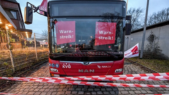 Ein Bus der Kieler Verkehrs Gesellschaft (KVG), in dem Verdi-Plakate hängen, blockiert die Einfahrt zum Busdepot. © dpa-Bildfunk Foto: Carsten Rehder
