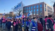 Eine streikende Menschenmenge schwenkt Fahnen. © NDR Foto: Simone Mischke