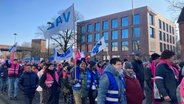 Eine streikende Menschenmenge schwenkt Fahnen. © NDR Foto: Simone Mischke