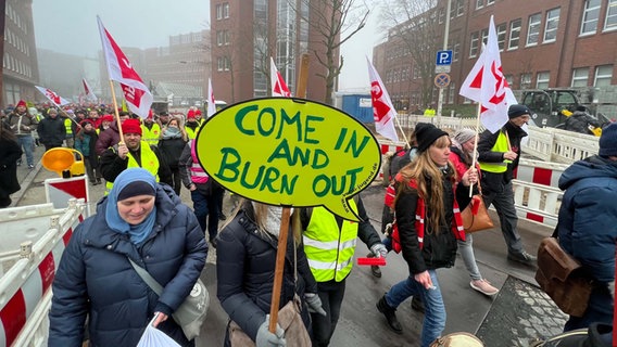Demonstrierende streiken für Lohnerhöhung in Schleswig © NDR Foto: Tobias Gellert