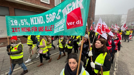 Demonstrierende der ver.di in Schleswig halten Schild mit Forderungen hoch © NDR Foto: Tobias Gellert