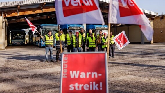 Mitarbeiter der Verkehrsbetriebe Plön streiken auf dem Betriebshof in Preetz. © dpa Foto: Axel Heimken