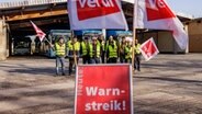 Mitarbeiter der Verkehrsbetriebe Plön streiken auf dem Betriebshof in Preetz. © dpa Foto: Axel Heimken