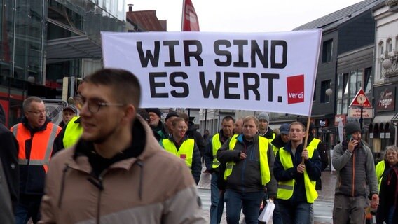 Tarifstreit im öffentlichen Dienst: Streikende mit ver.di-Transparent mit Aufschrift "Wir sind es wert". © NDR 