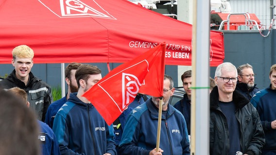 Mehrere Personen bei einer Streik-Veranstaltung der IG Metall © Dennis Wörmke Foto: Dennis Wörmke