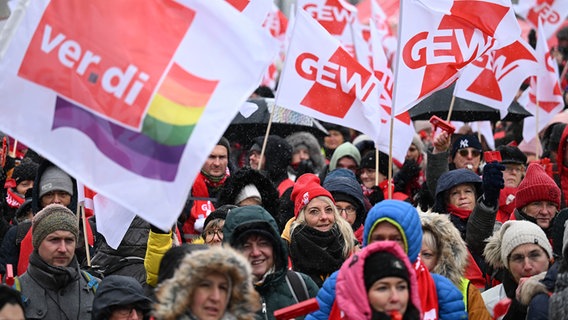 Viele streikende Personen, welche mit Fahnen der Gewerkschaft GEW zu sehen sind. © picture alliance/dpa | Hendrik Schmidt Foto: Hendrik Schmidt