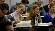 Studenten in einen Hörsaal der Christian-Albrechts-Universität in Kiel. © picture alliance / dpa Foto: Carsten Rehder