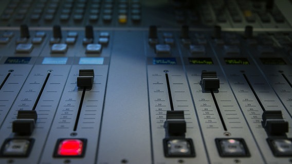 Ein Audio-Mischpult in einem Radiostudio. © NDR Foto: Janis Röhlig