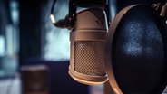 Ein Mikrofon in einem Radiostudio. © NDR Foto: Janis Röhlig