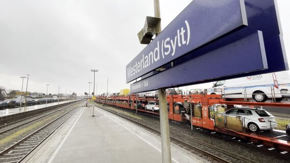 Ein Autozug steht in Westerland auf Sylt kurz vor Abreise in Richtung Festland. © NonStopNews 