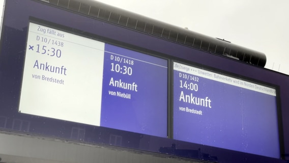 Ein elektronische Infotafel am Bahngleis in Westerland auf Sylt informiert über einen Zugausfall. © NonStopNews 