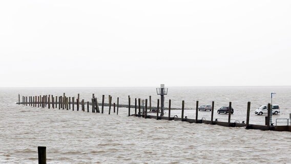 Nach dem heftigem Sturm «Ylenia» und vor dem neuem Orkantief «Zeynep» ist das Wasser am Fährterminal Schlüttsiel bereits gestiegen. © dpa-Bildfunk Foto: Frank Molter