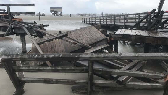Beschädigte Stelzenbauten am Strand von Sankt Peter-Ording © NDR Foto: Sven Jachmann