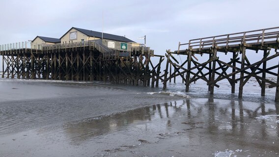 Beschädigte Stelzenbauten am Strand von Sankt Peter-Ording © NDR Foto: Sven Jachmann