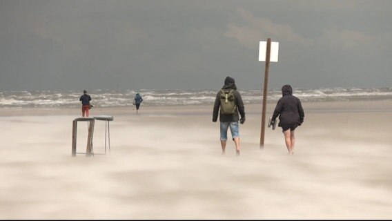 In Sankt Peter-Ording fegt Sturmtief "Poly" über den Strand. © NDR 