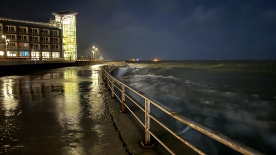 Hohe Wellen schlagen an das Ufer von Helgoland. © NDR Foto: Paul Wessels