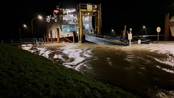 Eine Fähre liegt im Hochwasser. © NDR 