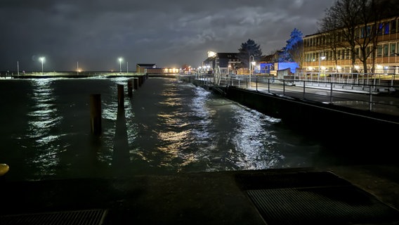 Der Wasserstand im Hafen von Helgoland ist relativ hoch. © NDR Foto: Paul Wessels
