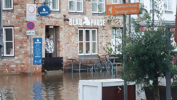 Bei einer Sturmflut steht das Wasser in einer Straße knöchelhoch in Lübeck. © NDR Foto: Mechthild Mesker