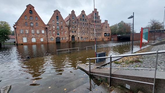 Die historischen Salzhäuser an der Obertrave stehen während einer Sturmflut im Wasser. © NDR Foto: Mechthild Mesker