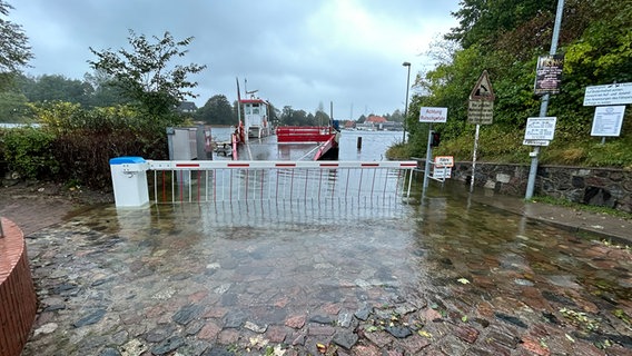 Bei einer Sturmflut versinkt der Fähranleger in Missunde im Wasser. © Waterkant Ingenieure Foto: Waterkant Ingenieure
