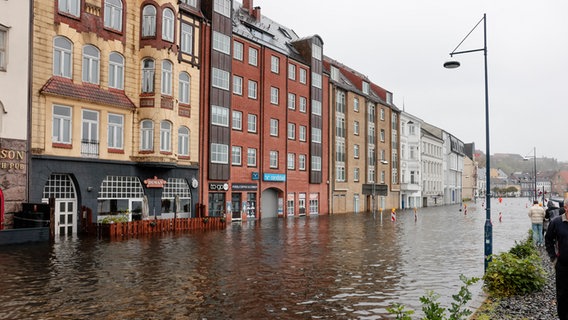 In Flensburg steht das Wasser am Hafen etwa knietief über der Straße. © dpa-Bildfunk Foto: Frank Molter
