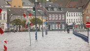 Wasser hat eine Straße in der Flensburger Innenstadt überflutet. © dpa-Bildfunk Foto: Frank Molter