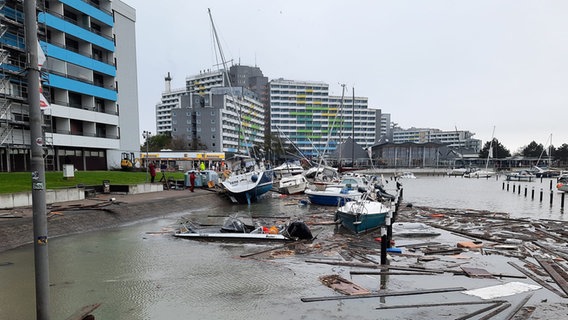 Beschädigte Boote nach der Sturmflut in Damp. © Dominik Grabowski 