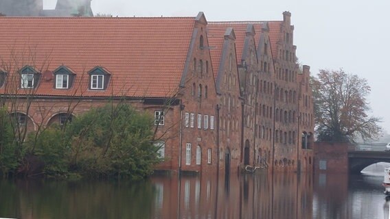 Die Salzspeicher in Lübeck stehen nach einer Sturmflut weiterhin im Wasser. © NDR Foto: Mechthild Maesker