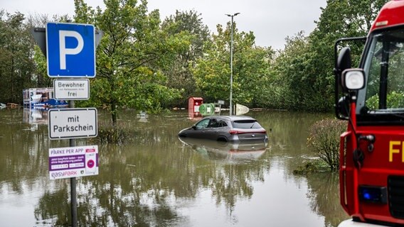 Arnis: Ein Auto steht auf einem überfluteten Parkplatz. © dpa-bildfunk Foto: Benjamin Nolte