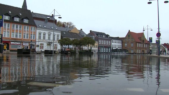 Nach einer Sturmflut stehen Teile des Flensburger Hafens weiterhin unter Wasser. © NDR Foto: NDR Screenshots