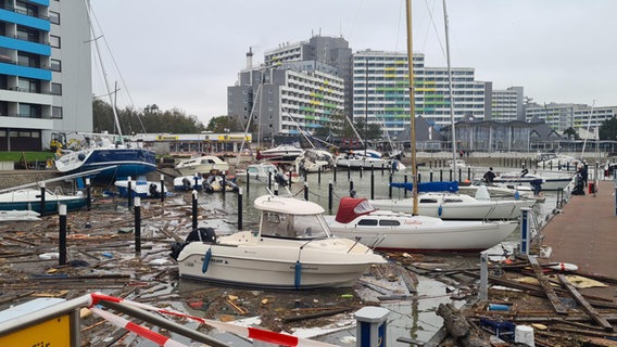 Im Hafen von Damp sind nach einer Sturmflut viele Schiffe beschädigt. © NDR Foto: Cassandra Arden