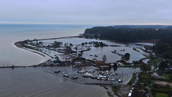 Der Küstenort Langballigau ist von einer Sturmflut überspült © NDR Foto: anonym