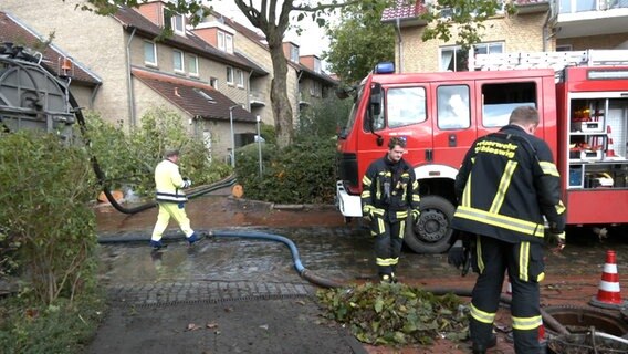 Einsatzkräfte der Feuerwehr bei Aufräumarbeiten nach einem Sturmtief in Schleswig. © TNN 
