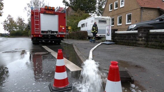 Einsatzkräfte der Feuerwehr pumpen Wasser ab nach einem Sturmtief in Schleswig. © TNN 