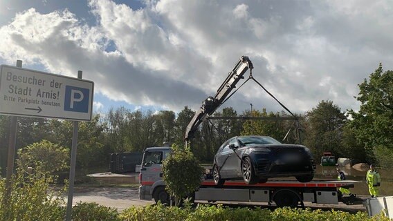 Ein Auto wird von einem Abschleppdienst wegtransportiert. © NDR Foto: Stella Kennedy