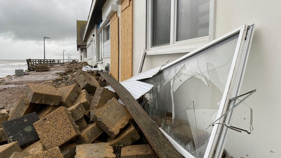 Süssau: Eine zerbrochene Fensterscheibe nach der Sturmflut. © NDR Foto: Fabian Boerger
