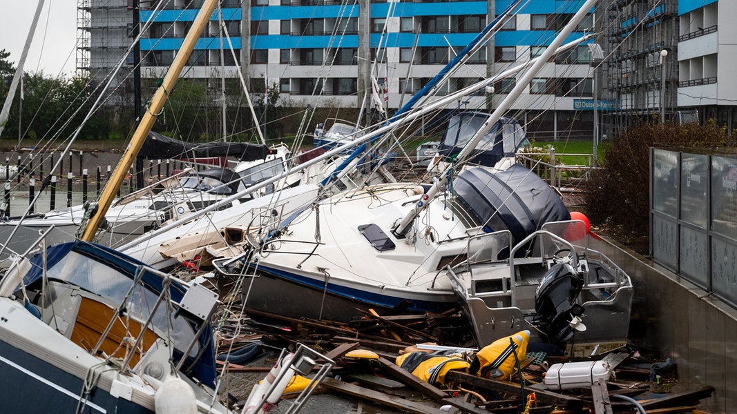 Beschädigte Schiffe liegen im Hafen von Damp nach der Sturmflut auf einem Anleger.