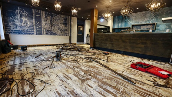 Nach der Sturmflut: zerstörte Dielen liegen auf dem Boden im Hotel Hafen Flensburg. © picture alliance Foto: Frank Molter