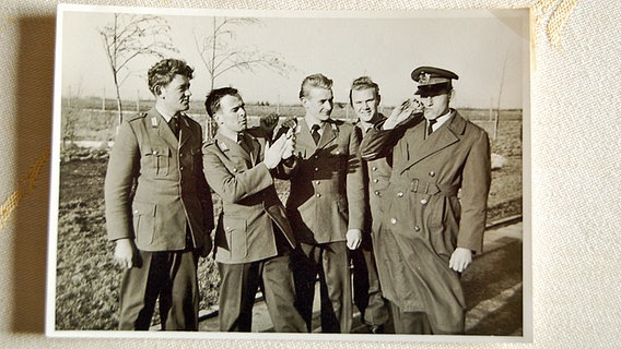 Oke Petersen (2.v.l.) und seine Kameraden. © NDR 