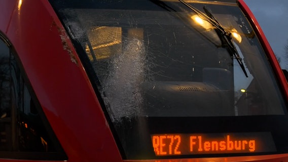 Ein Zug mit einer beschädigten Fensterscheibe. © Westküstennews 