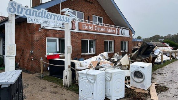 Vor einem Hotel in Langballigau stehen Möbel und Waschmaschinen. © NDR Foto: Finn Jensen