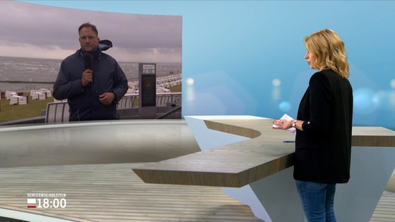 Moderatorin Eva Diederich steht im NDR Schleswig-Holstein Studio und führt ein Interview mit NDR Reporter Jochen Dominicus. © NDR Foto: NDR Screenshots