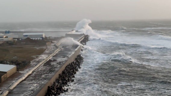 Eine Welle bricht sich an einer Mole © NDR Foto: Paul Wessels