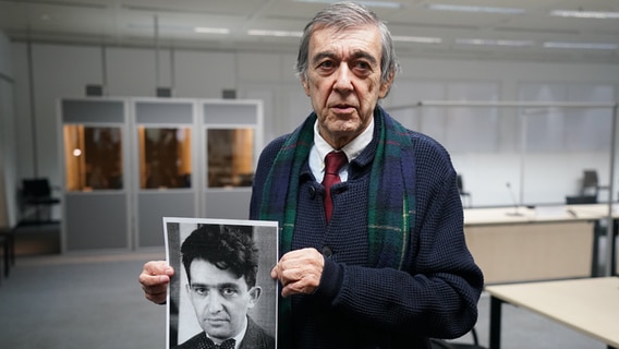 Der KZ-Überlebende und Zeuge Josef Salomonovic hält nach dem Prozess ein Foto seines Vaters Erich im Gerichtssaal hoch. © dpa-Bildfunk Foto: Marcus Brandt