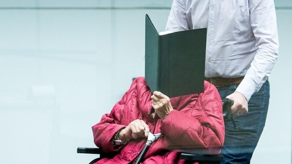 Irmgard F. wird im Landgericht Itzehoe mit einem Rollstuhl in den Saal geschoben. © picture alliance/dpa/dpa pool | Daniel Bockwoldt Foto: Daniel Bockwoldt