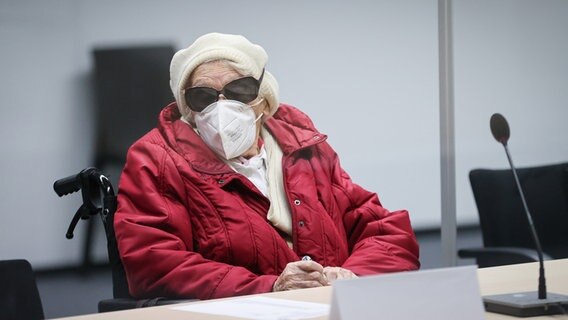 Itzehoe: Die 96-jährige Angeklagte Irmgard F. sitzt zu Beginn des Prozesstages im Gerichtssaal.  Foto: Christian Charisius
