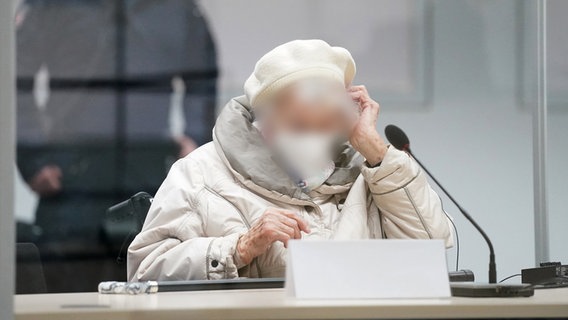 An accused woman sitting in a courtroom.  © Marcus Brandt/DPA Photo: Marcus Brandt